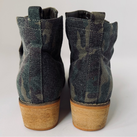 Stylish Olive Ankle Boots with Camouflage Detail - Picture 6 of 8